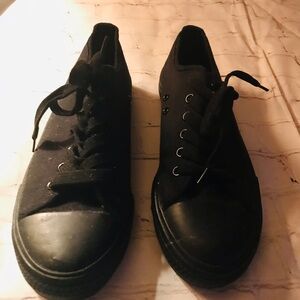 Black Seakers Woman’s 8, Like New.